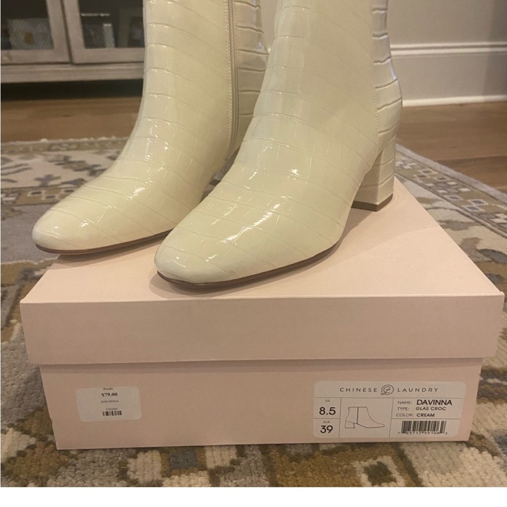 Chinese laundry white Davina Bootie size 8.5